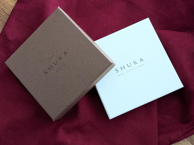 SHUKAのギフトボックス（ブラウンとホワイトの2箱）