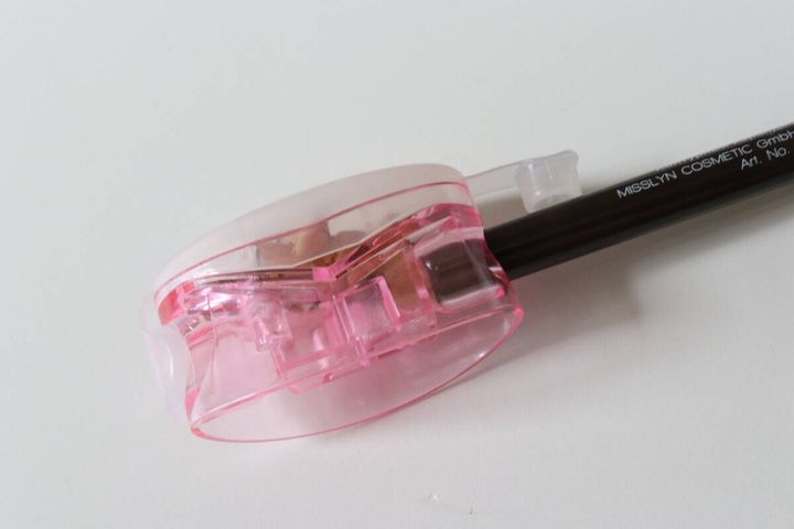 ダイソーのアイブロウシャープナー（楕円型）でペンシルを削る