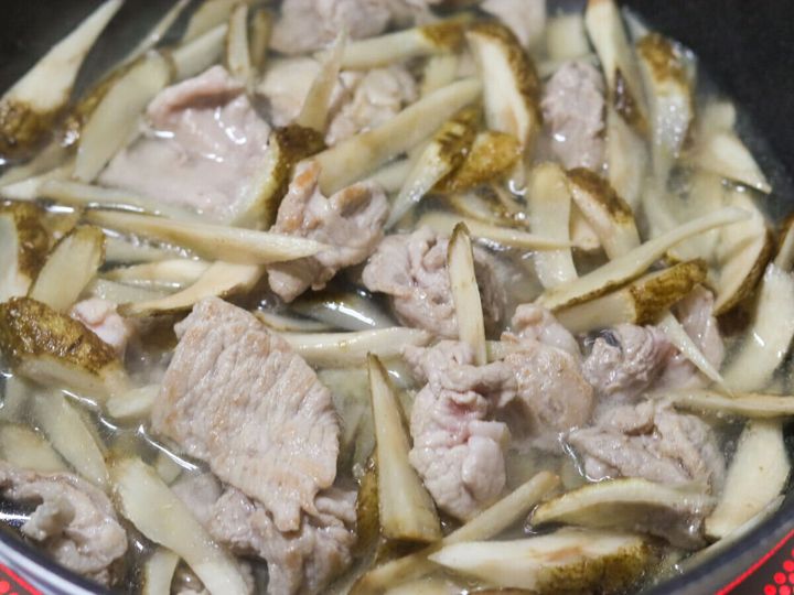 かつおだしを加え、沸いたら中火にして、ごぼうがやわらかくなるまで煮る。