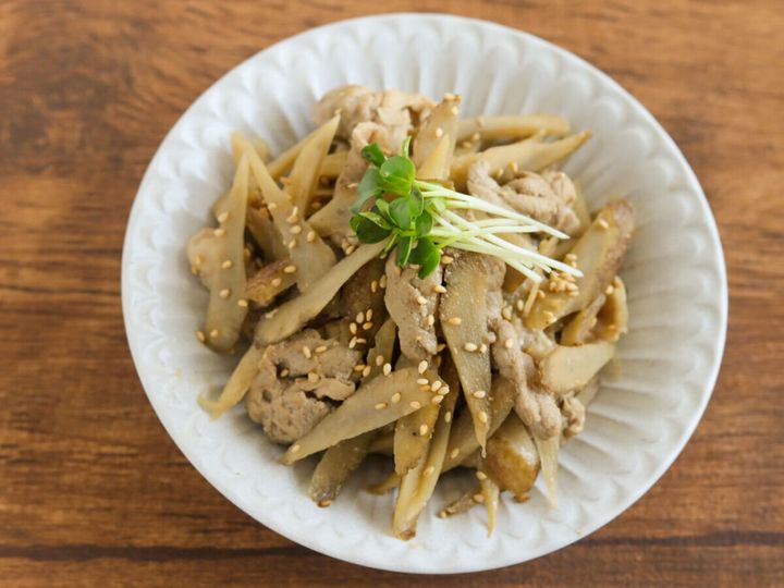 器に盛り、三つ葉を添えてお好みで山椒をふる。