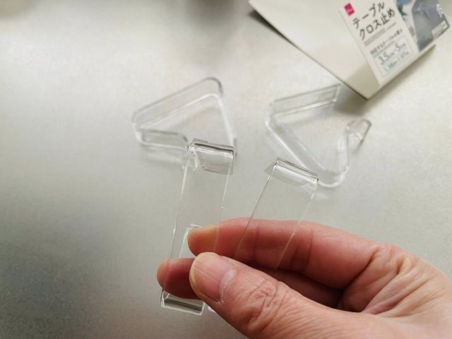 ダイソー テーブルクロス止め 透明なので見た目もすっきり