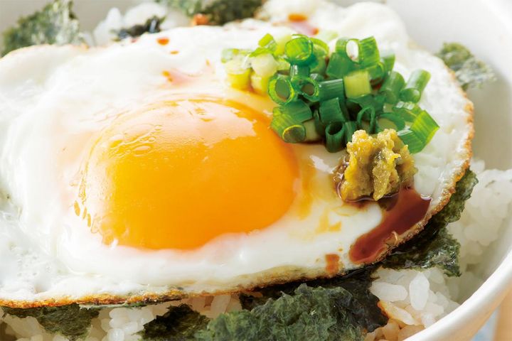 理想の「目玉焼き」の作り方。シンプル＆すぐできる丼レシピも紹介【卵料理のコツ】