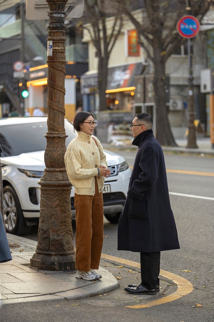 スニーカーで外したのが効いてる！厚手のカーディガンスタイル【番外編：韓国】