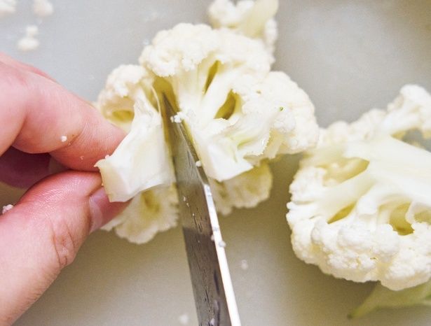 カリフラワーの小房が大きい場合は、付け根に包丁を入れ (C)今井 真実／KADOKAWA