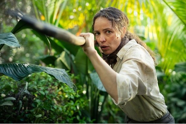 【写真を見る】サム・ライミ節、全開！卓越したサバイバルスキルで、あれもこれもやってのける主人公リンダ [c]2026 20th Century Studios. All Rights Reserved.