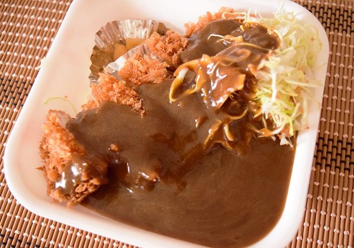 「カツカレー弁当（梅）」はサイズとしては最も小さいものの、かなりのボリューム感。