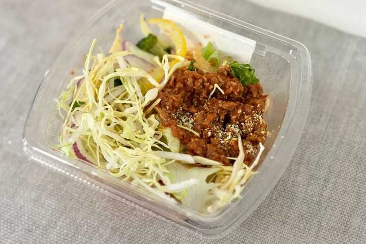 ヘルシーなのに満足度高め！【ファミマ】トマト味もおいしいパスタサラダ