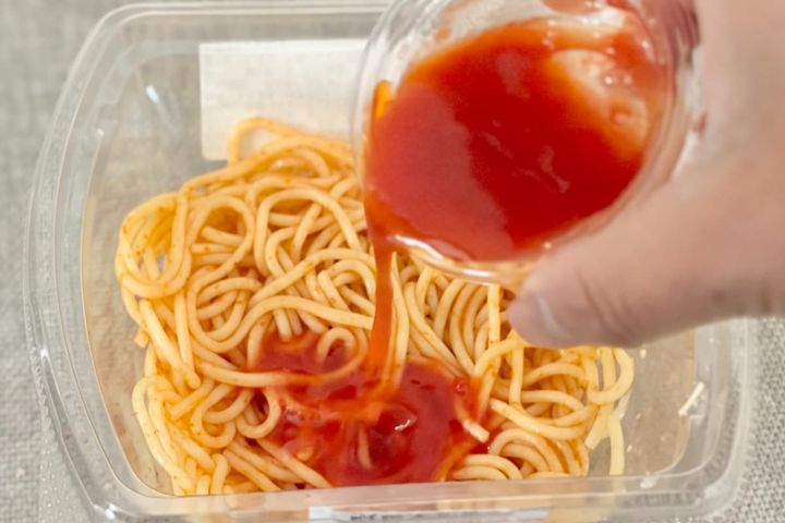 ヘルシーなのに満足度高め！【ファミマ】トマト味もおいしいパスタサラダ
