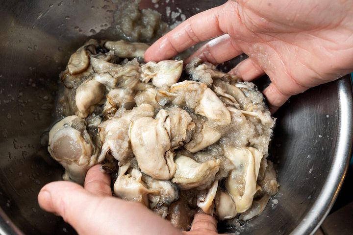 牡蠣の下ごしらえ