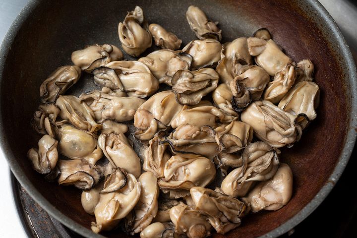 牡蠣をから煎りする