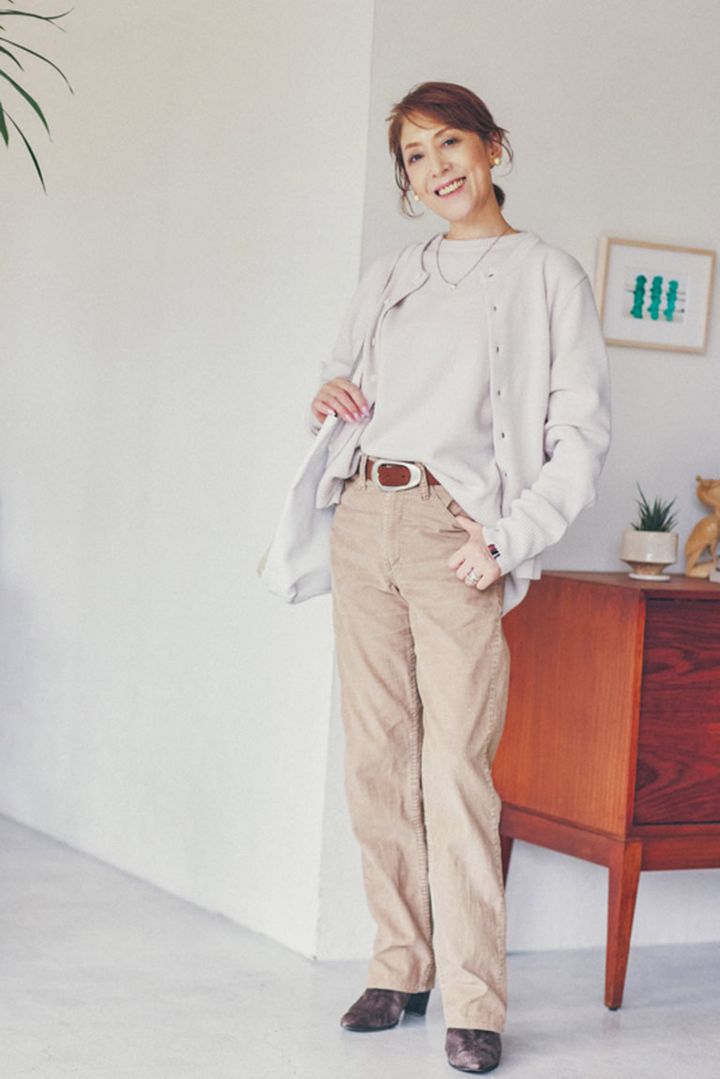 コートを脱ぐと……