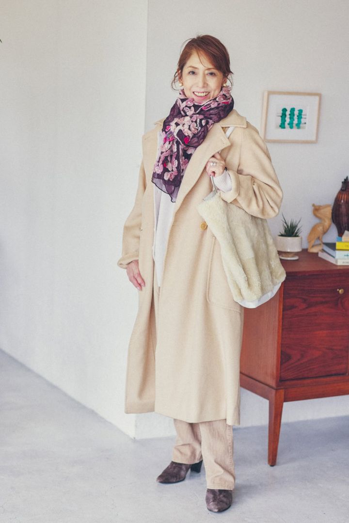 コート／マックスマーラ、ニットアンサンブル／エクストリームカシミア、パンツ／リーバイス、ベルト／ハリウッドランチマーケット、ブーツ／セルジオ・ロッシ、バッグ／オーウェンバリー、リング／ティファニー、ピアス、ネックレス、ストール／すべて友人からのプレゼント（すべて私物）