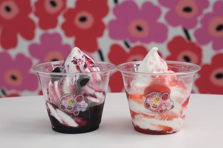 （右）農園自家製いちごソースソフトクリーム（カップ）、（左）農園自家製ブルーベリーソースソフトクリーム（カップ） 各500円