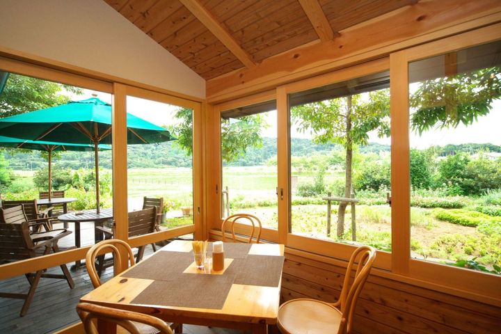 カフェレストランの営業時間は10～16時LO、無休