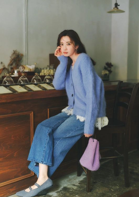 レースキャミ×Vネックカーデをレイヤードしたコーデ