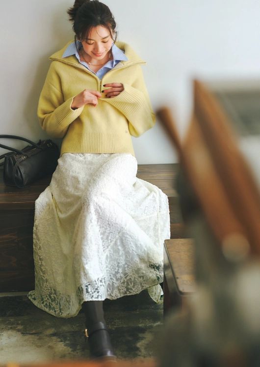 シャツ×ジップニットをレイヤードしたコーデ