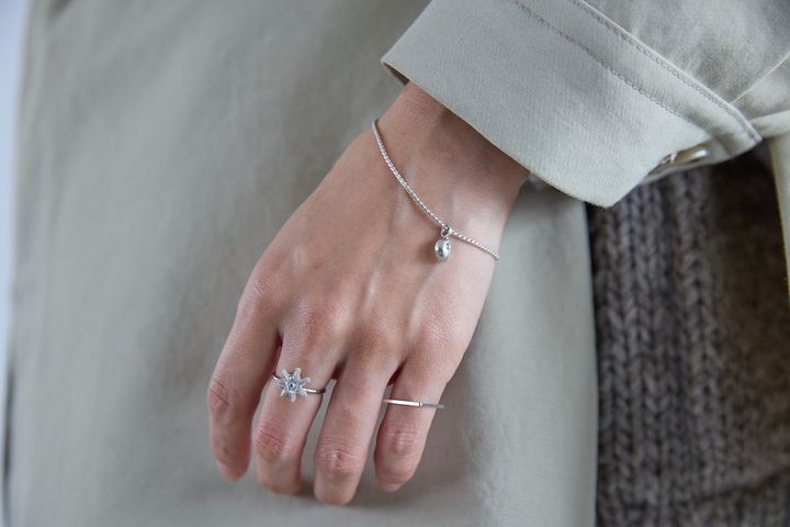シルバーを基調にしたリングとブレスレットを合わせた手もとコーディネート