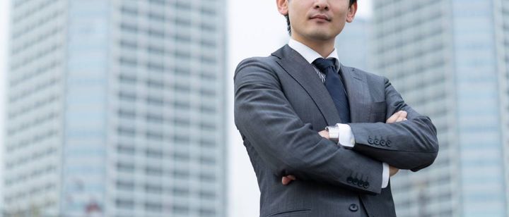 腕組みをする人