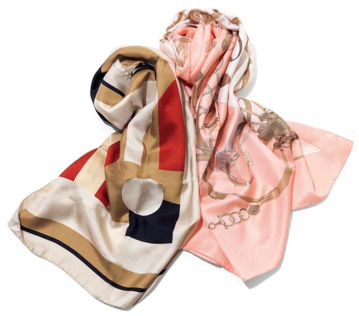 スカーフ［ピンク］8910円（アンタイトル） ［ベージュ］3万5200円（マエストソ／オブリオ）