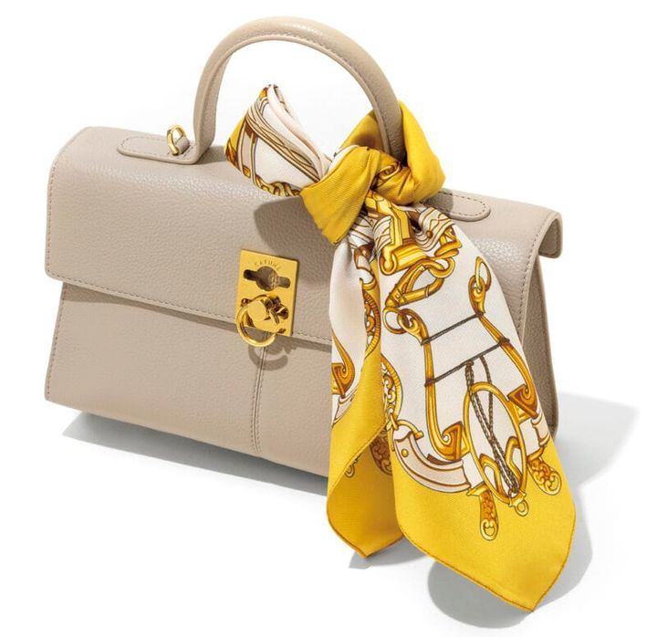 手軽に品よくお洒落な雰囲気を醸し出せるスカーフは、首もとだけでなくバッグのハンドルに巻くのも◎。バッグ9万2200円（カフネ） 巻いたスカーフ7700円（アンタイトル）