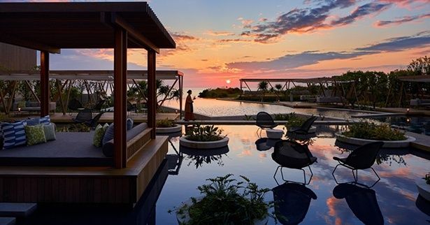 海に沈む夕日を臨むインフィニティプール