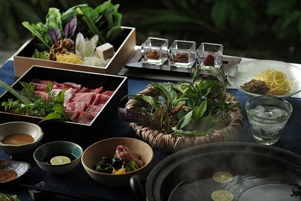 客室でゆっくり楽しむ島鍋