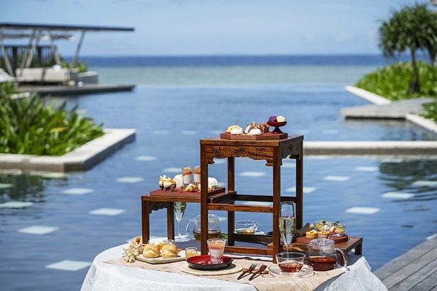 海を臨むプールサイドで楽しむティータイム