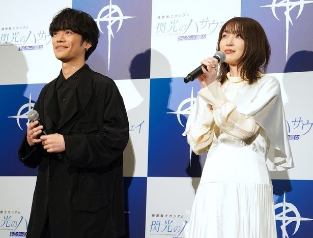 【写真を見る】映画『機動戦士ガンダム 閃光のハサウェイ キルケーの魔女』の公開記念舞台挨拶で反響をリサーチ中と語った小野賢章と上田麗奈。