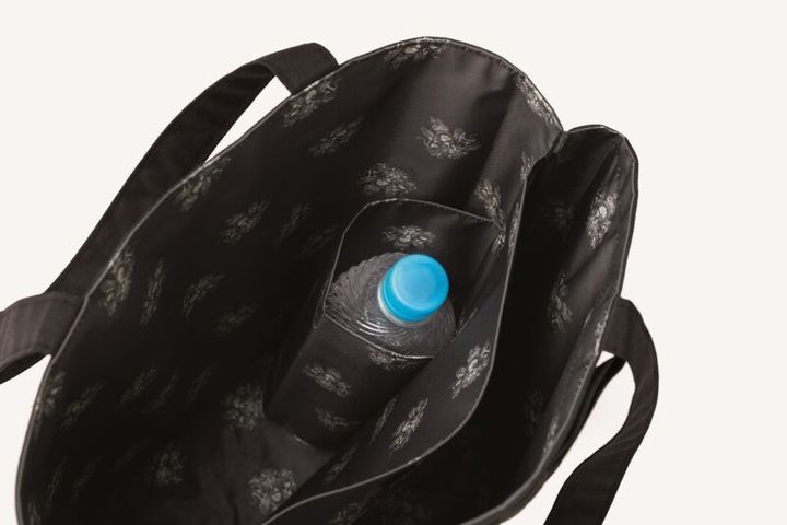 POINT③ ドリンクや傘を立てたまま収納できる縦型ホルダー