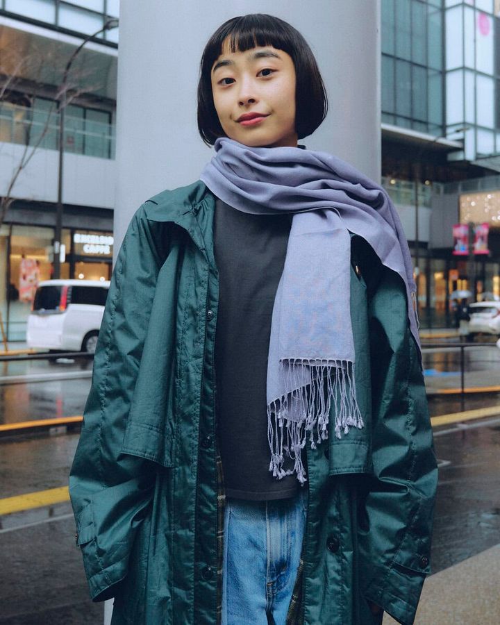 【スナップ】暗い印象にならないよう明るいグレーのストールを採用した色選びの妙