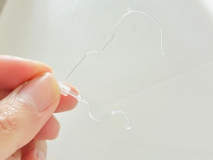 服のタグ、引っ張らないで！実は「くるくる」するだけで一瞬で外れるって本当？