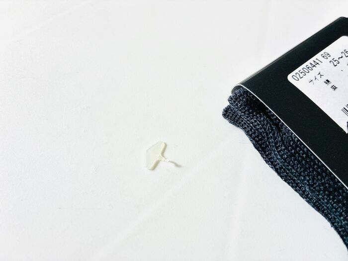 服のタグ、引っ張らないで！実は「くるくる」するだけで一瞬で外れるって本当？