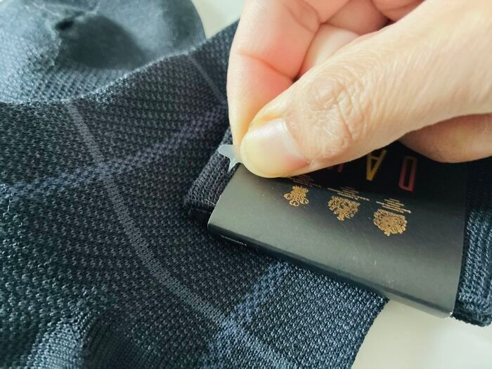 服のタグ、引っ張らないで！実は「くるくる」するだけで一瞬で外れるって本当？