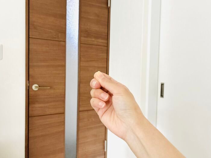 服のタグ、引っ張らないで！実は「くるくる」するだけで一瞬で外れるって本当？