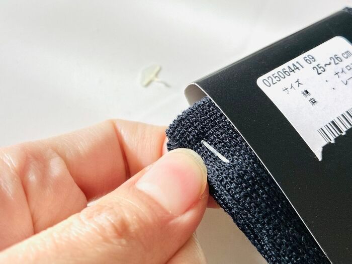 服のタグ、引っ張らないで！実は「くるくる」するだけで一瞬で外れるって本当？