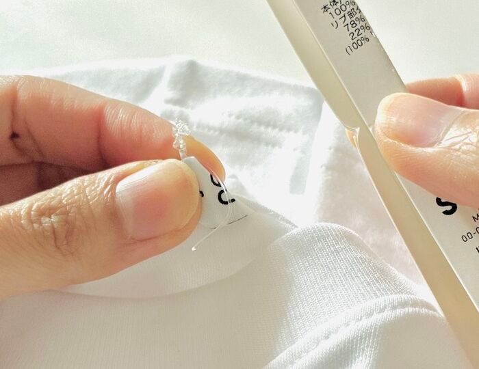 服のタグ、引っ張らないで！実は「くるくる」するだけで一瞬で外れるって本当？