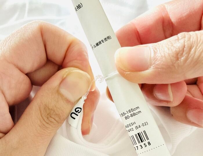 服のタグ、引っ張らないで！実は「くるくる」するだけで一瞬で外れるって本当？
