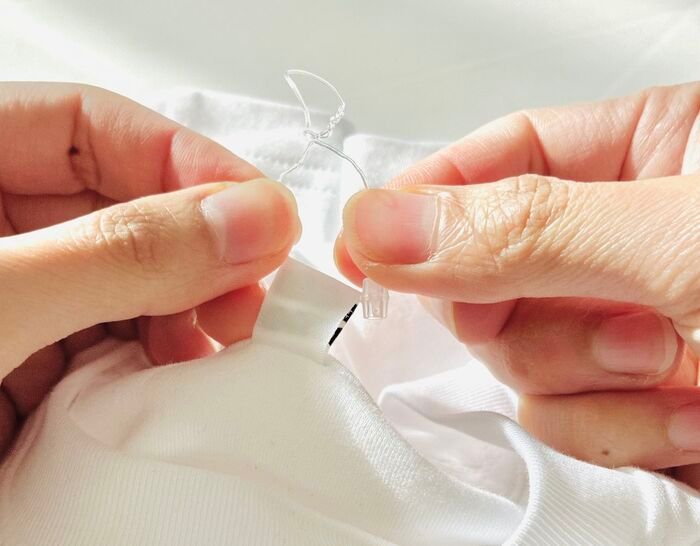 服のタグ、引っ張らないで！実は「くるくる」するだけで一瞬で外れるって本当？