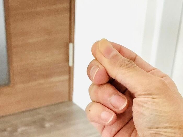 服のタグ、引っ張らないで！実は「くるくる」するだけで一瞬で外れるって本当？