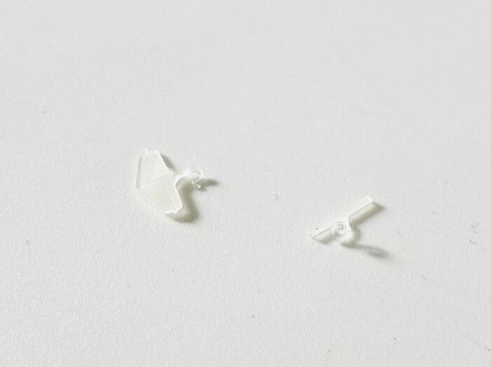 服のタグ、引っ張らないで！実は「くるくる」するだけで一瞬で外れるって本当？