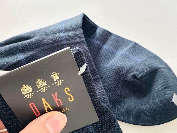 服のタグ、引っ張らないで！実は「くるくる」するだけで一瞬で外れるって本当？