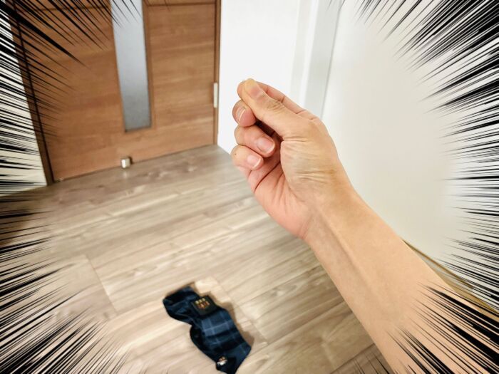 服のタグ、引っ張らないで！実は「くるくる」するだけで一瞬で外れるって本当？