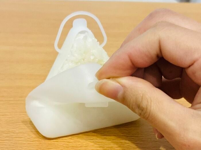 【セリア】グニャグニャ謎ケース、正体判明！使った瞬間「これ考えた人、天才…」優秀アイテムに注目♪