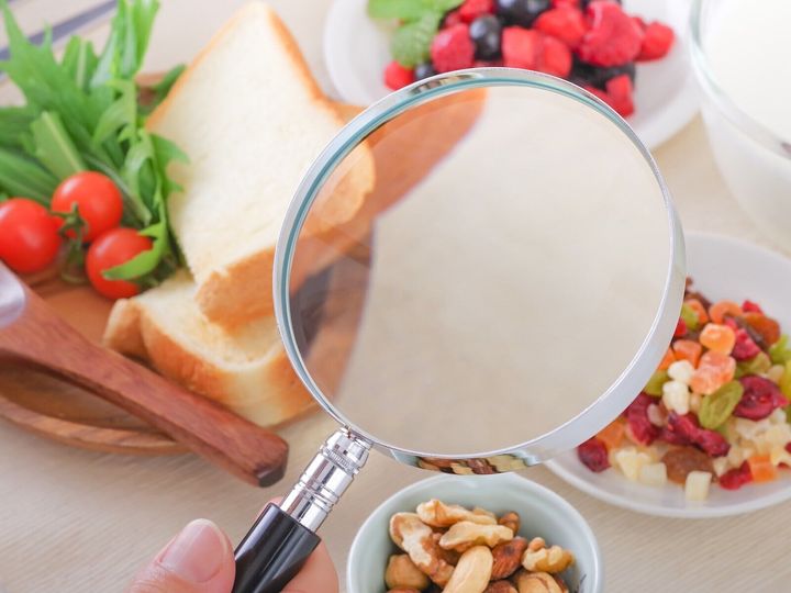 共働き夫婦であれば家事育児を協力し合うのは当然だが、バランスが崩れれば、パートナーは日々ストレスを抱えることになる。掃除も食事も「3歳娘に最高の環境」をと力説する夫を持つ妻は、「職場より家の方が緊張する」という。※サムネイル画像：PIXTA