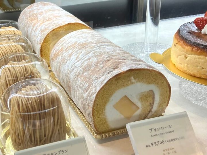 プリンロール ホール2700円、カットケーキ648円（すべて税込）