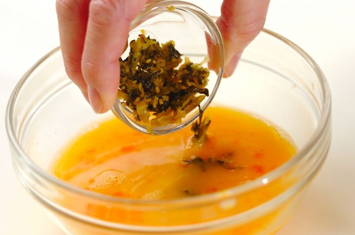 巻くときのコツを伝授 卵焼きの基本 高菜入り by山下 和美さんの作り方1