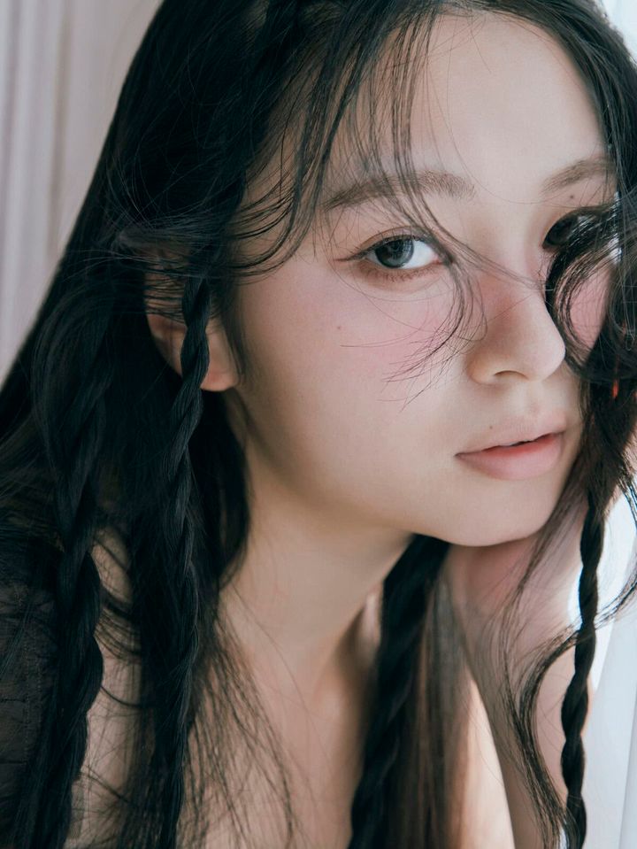LUNASOLのディファイニングマイクロライナー02をアイラインに使用した、最旬アイメイクをまとった桐原美月。