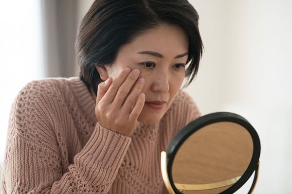 たるみ・シワの原因は、実は「水の飲み過ぎ」も！