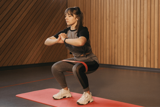 スクワットする女性