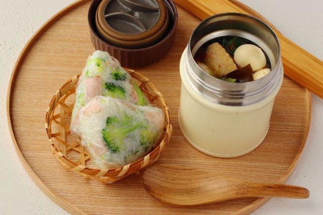「手羽中とうずらの卵の和スープ」「ブロッコリーとハムのおにぎり」2品弁当
